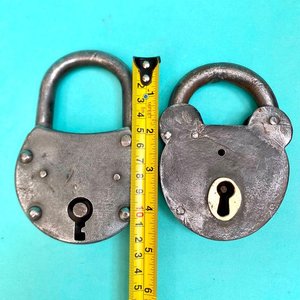2 antiguos candados en hierro grandes - imagen 5