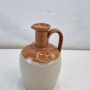 Lote siguiente: L 346 - 1 Pieza - Antigua jarra de ceramica de tipo gres en dos tonos, con boca vertedora y asa, de la firma "Donald Fisher & Monks Whisky Edinburgh" (Con detalles esteticos por el paso del tiempo)