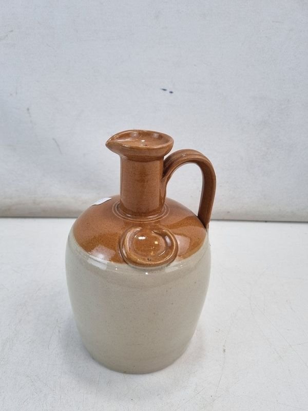 L 346 - 1 Pieza - Antigua jarra de ceramica de tipo gres en dos tonos, con boca vertedora y asa, de la firma "Donald Fisher & Monks Whisky Edinburgh" (Con detalles esteticos por el paso del tiempo)