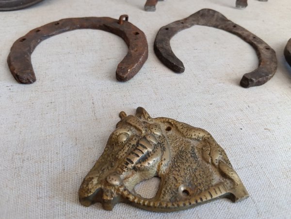 Figura de caballo en lamina de cobre, herraduras y varios - imagen 5