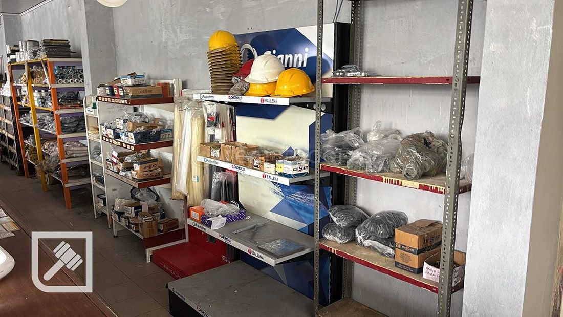Estanterías Metálicas con Materiales de Construcción y Ferretería