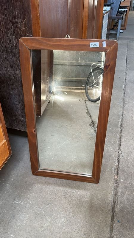 Lote siguiente: Espejo de Madera con Marco Rectangular