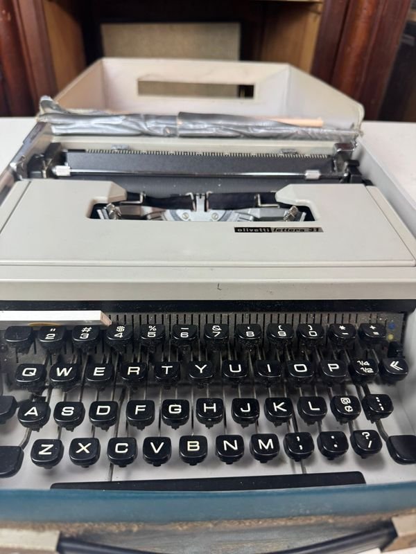 Antigua máquina de escribir Olivetti en su estuche - imagen 2
