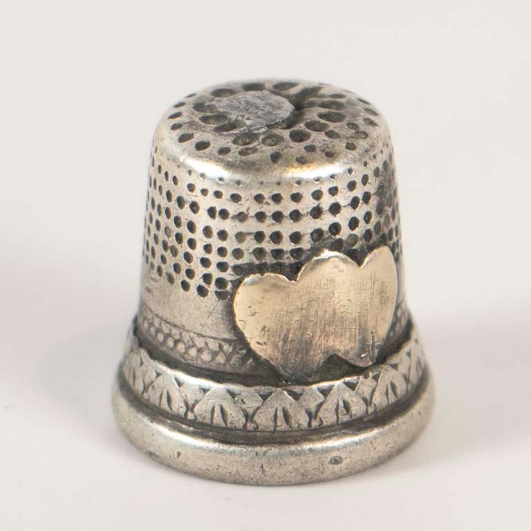 Lote siguiente: Dedal de plata con diseño de corazón