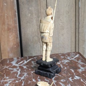 Figura de Marfil: Anciano Pescador con Caña y Pez - imagen 4
