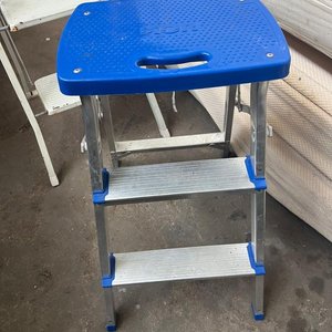 Lote anterior: Escalera Plegable Metálica con Plataforma Azul y Asa