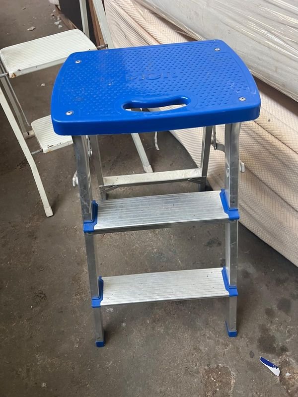 Escalera Plegable Metálica con Plataforma Azul y Asa