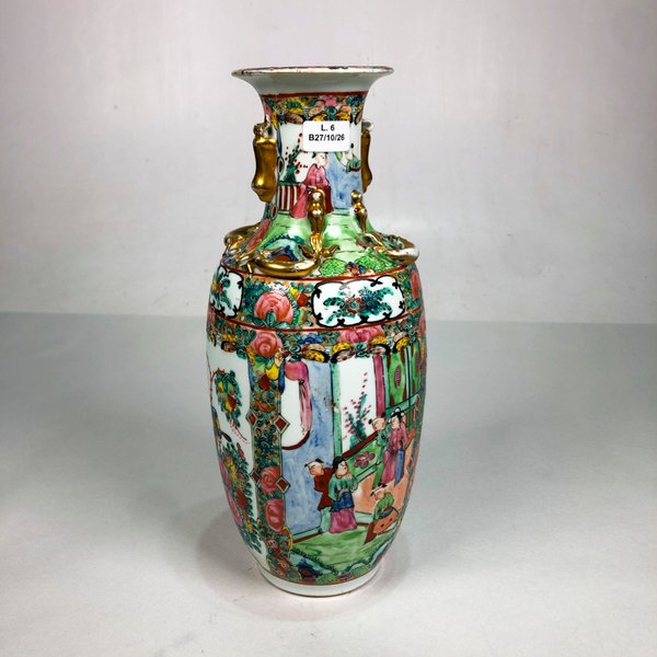 Florero Oriental de Porcelana con Escenas Tradicionales y Detalles Dorados - imagen 1