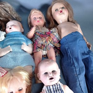 Lote de 6 Muñecas Antiguas de Porcelana, Plástico y Tela - imagen 4