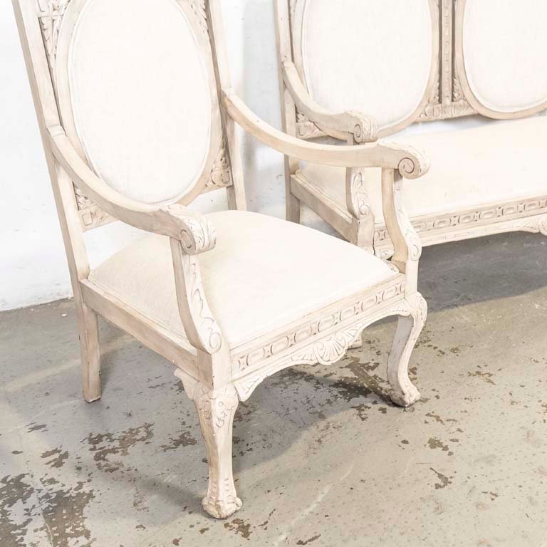 Sofá y sillones de tres piezas, tallados y pintados, con detalles en la madera y la pintura - imagen 2