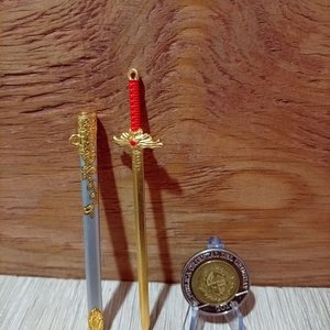 Espada Abrecartas Miniatura Metal Dorada y Plateada con Detalles Rojos - imagen 2