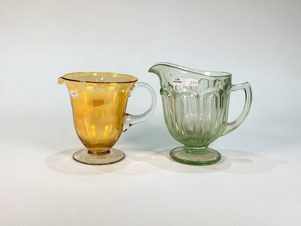 Dos Jarras de Vidrio Vintage: Ámbar con Asa y Verde Prensada