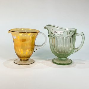 Lote anterior: Dos Jarras de Vidrio Vintage: Ámbar con Asa y Verde Prensada