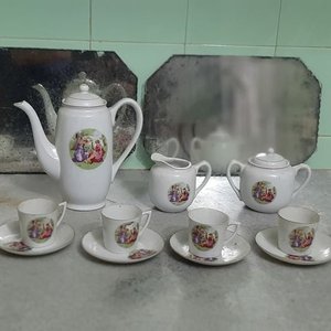 Lote anterior: Juego de Café Completo de Porcelana Pintada con Escenas