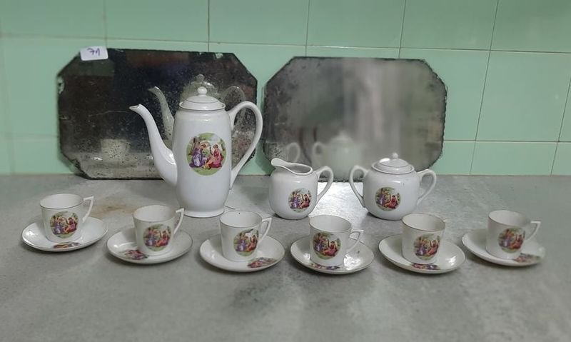 Juego de Café Completo de Porcelana Pintada con Escenas