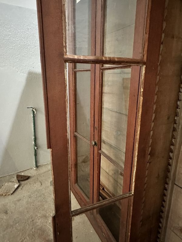 Librería de madera con puertas y estanterías - imagen 2
