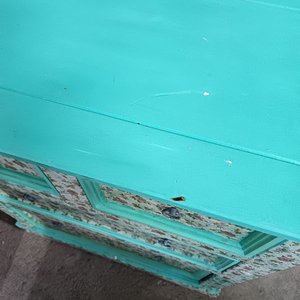 Cómoda de madera restaurada con estampado floral - imagen 3