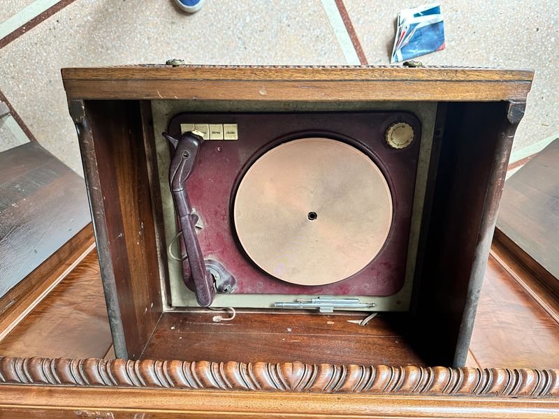 Gran Mueble Combinado con Radio y Toca Disco - imagen 7