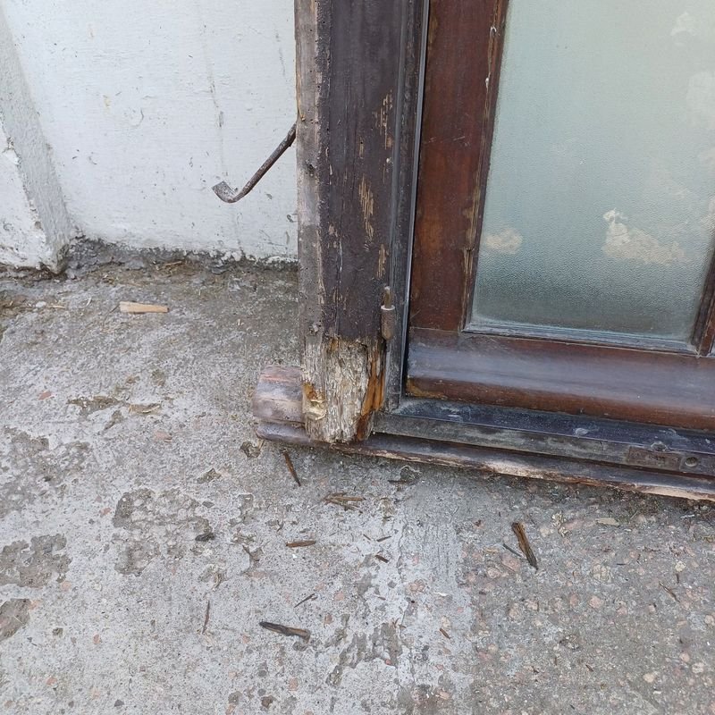Ventana antigua de cedro con marco de pinotea - imagen 6