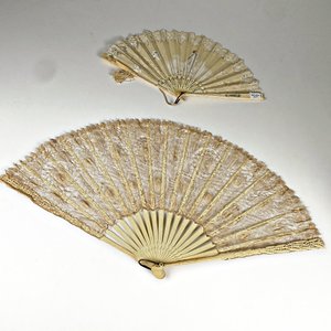 Dos Abanicos Antiguos de Seda y Encaje con Detalles Pintados - imagen 4