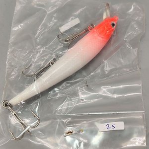 Señuelo de Pesca Artificial Tipo Minnow Rojo y Blanco con Babero y 3 Anzuelos - imagen 8