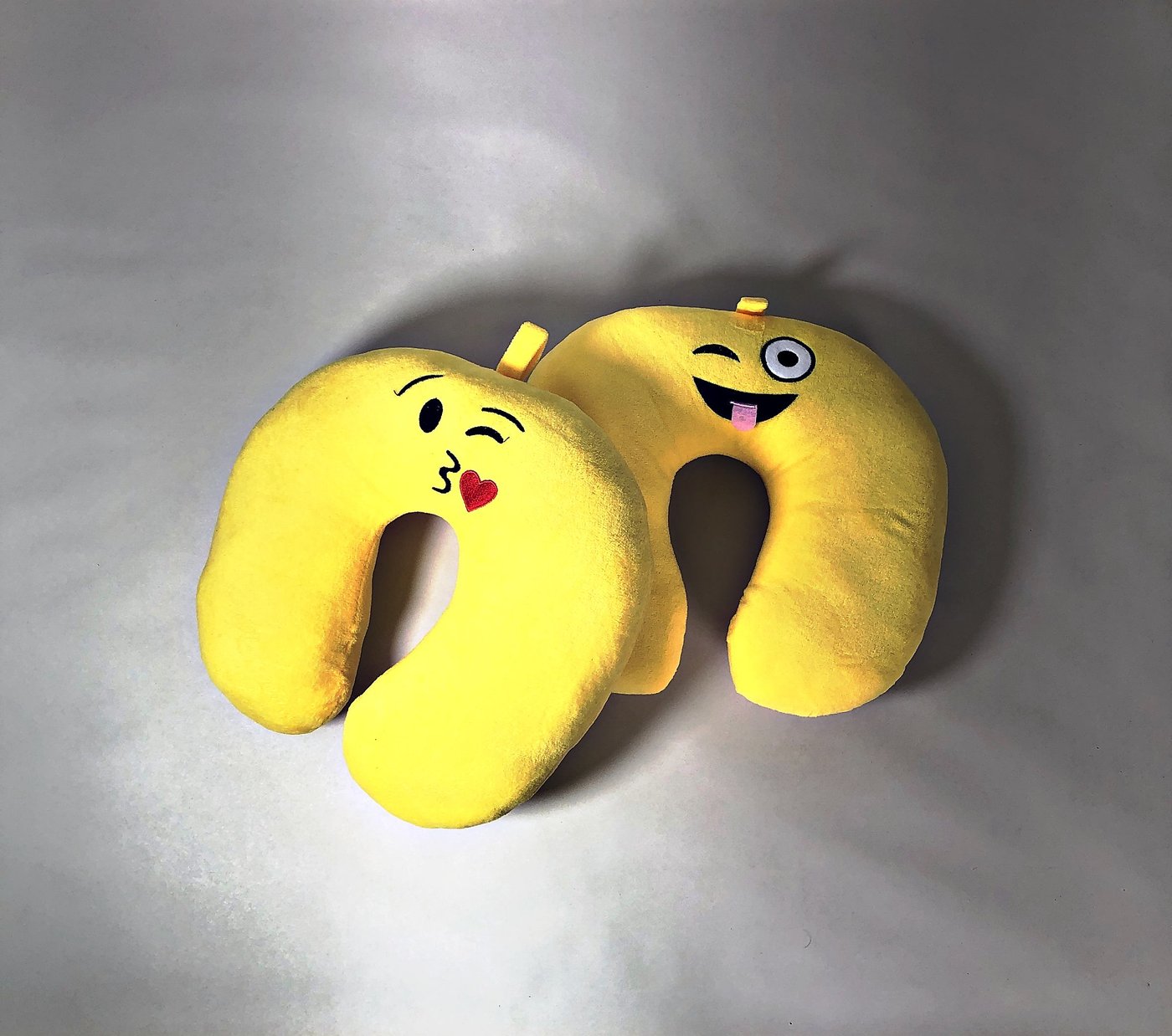 Diez Almohadones de Viaje con Diseño de Emojis