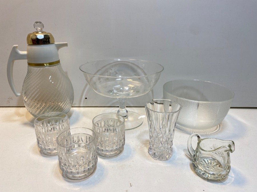 Lote de 8 piezas de bazar de vidrio: jarra, compotera, bowl, vasos, florero y lecherita