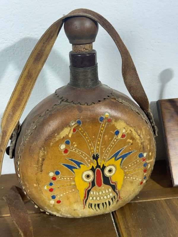Lámpara y perchero revestidos en cuero con detalles decorativos - imagen 5
