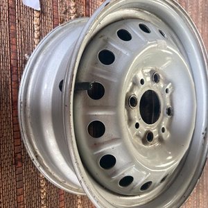 Lote siguiente: Llanta de Auto de Acero Plateada