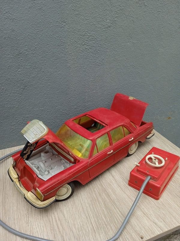 Lote siguiente: Mercedes Benz 250S de la época 1960, Rico, con control remoto