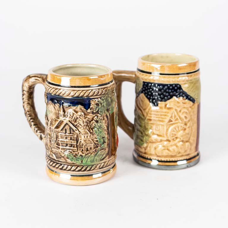 Jarras de cerveza cerámicas con escenas en relieve - imagen 2
