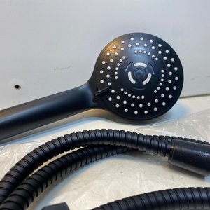 Tapa y Asiento para Inodoro Blanco Aroquplast y Duchador de Mano Negro - imagen 6