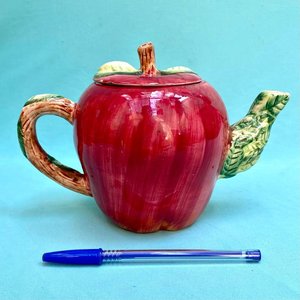 Lote siguiente: Hermosa tetera sellada . Forma de manzana . Simply Delicivos . Chadwik Miller,Inc (empresa estadounidense importadora).  Tiene alguna restauración .Muy decorativa y coleccionable. Altura aprox: 12.5 cm.