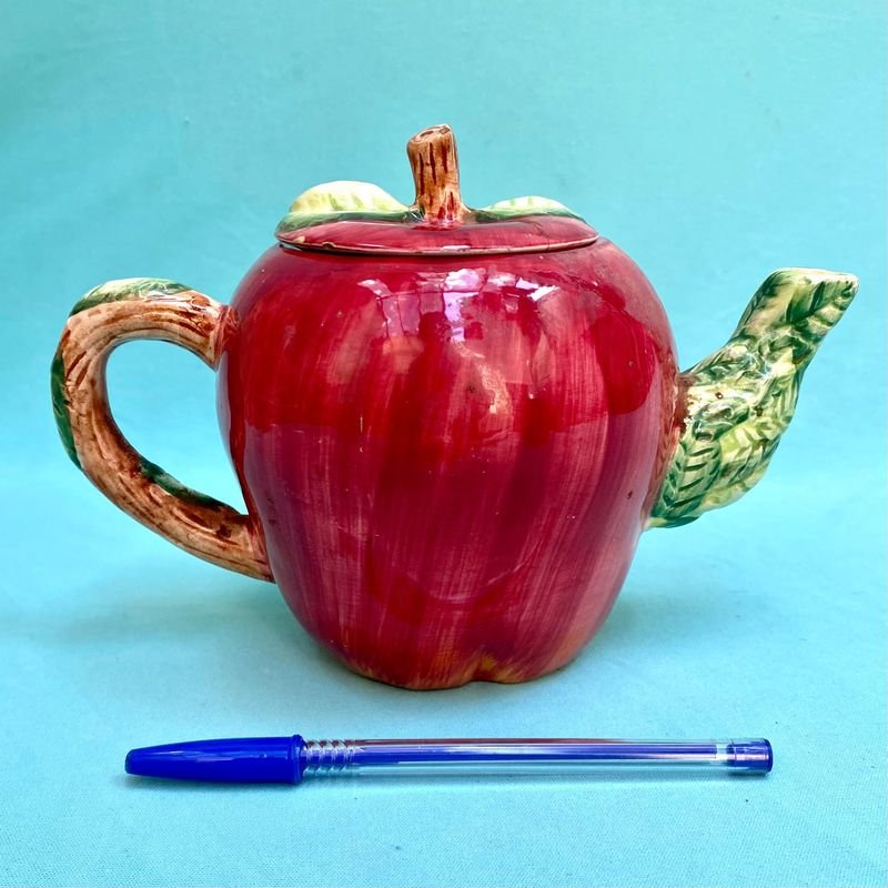 Hermosa tetera sellada . Forma de manzana . Simply Delicivos . Chadwik Miller,Inc (empresa estadounidense importadora). Tiene alguna restauración .Muy decorativa y coleccionable. Altura aprox: 12.5 cm.
