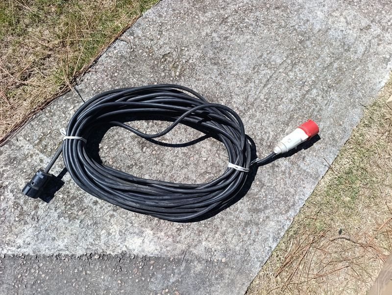Cable negro enrollado con conectores rojos - imagen 3