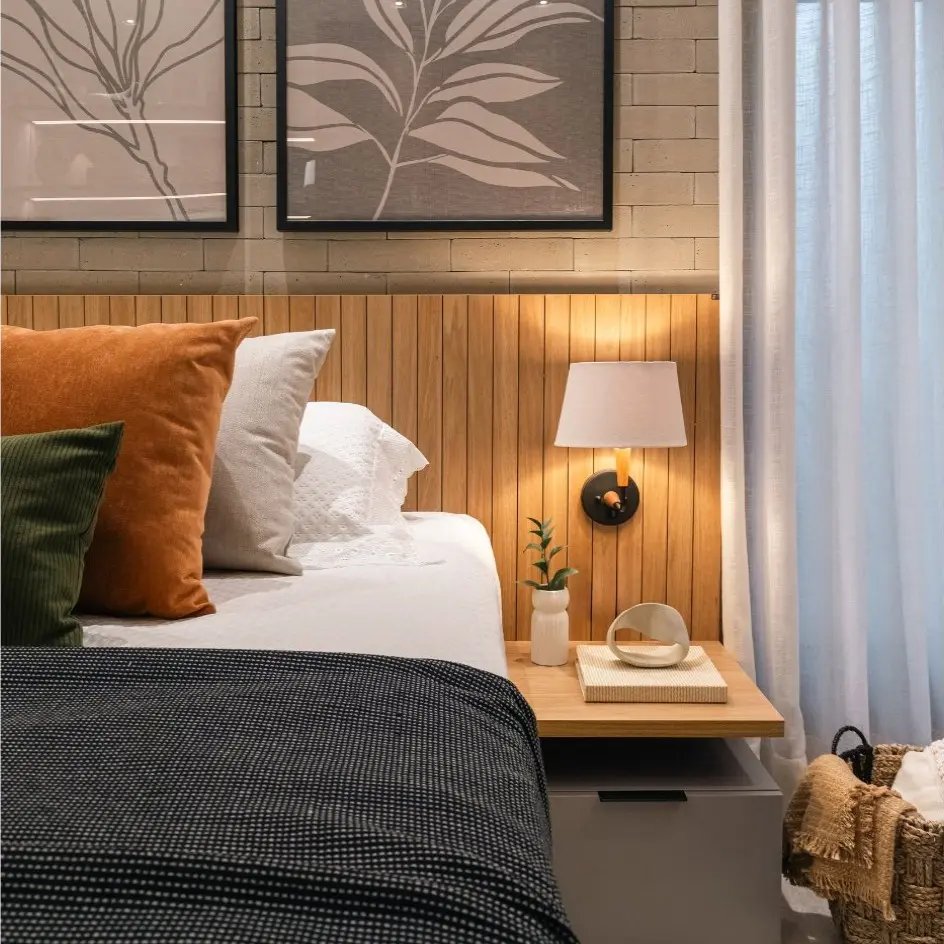 Aplique de Pared Moderno con Pantalla Blanca y Detalles en Madera