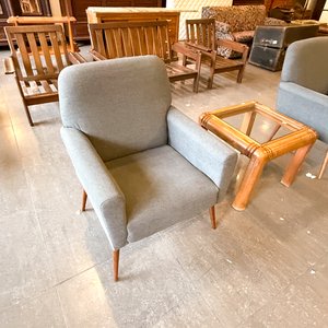 Sillón Individual Gris con Patas de Madera y Mesa Ratona - imagen 1