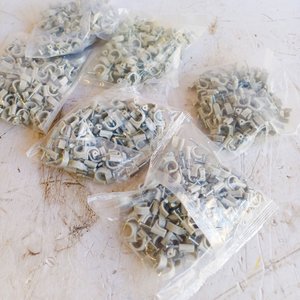 Lote siguiente: 16 Bolsas con Grampas para Cable Redondo ECO-LINE R-10MM