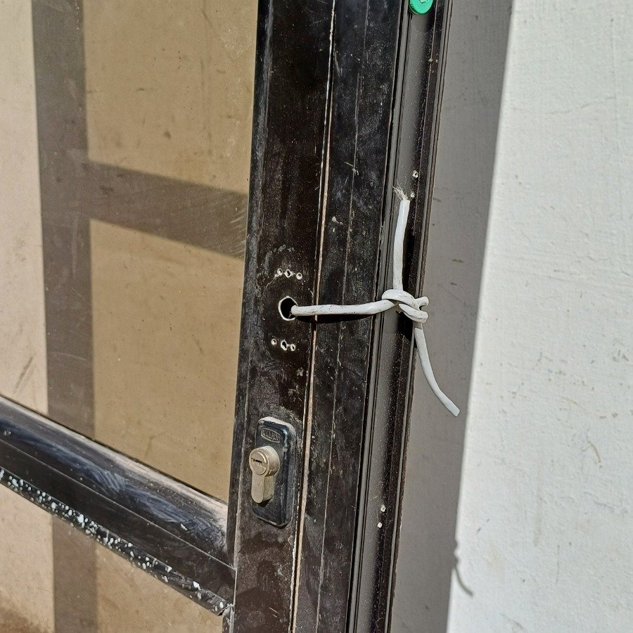Puerta con marco en carpintería de aluminio y vidrio para venta - imagen 5