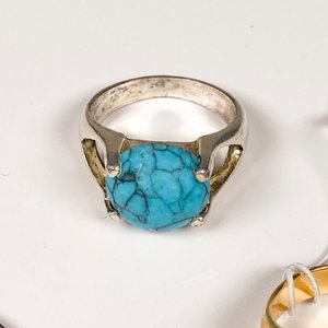 Lote de 3 piezas: 2 anillos con turquesas y colgante religioso - imagen 4