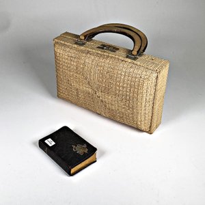 Cartera de Dama Trenzada con Libro "La Sagrada Familia" - imagen 2