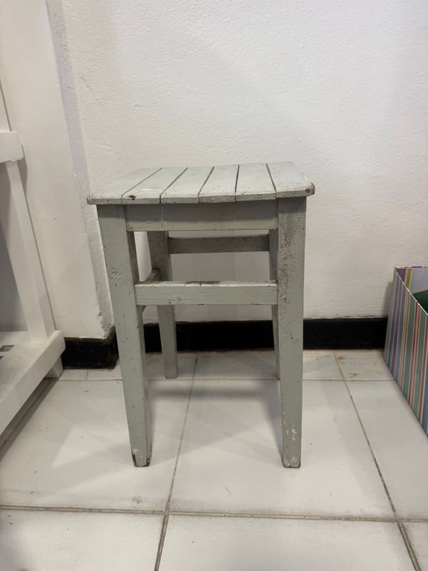 Taburete de Madera Pintado en Gris