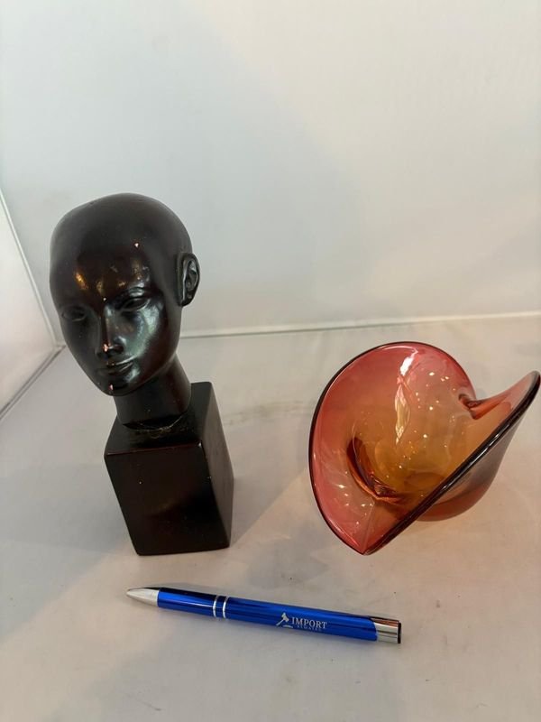 Lote siguiente: Figura africana con sello Bazar Piitameglio, principios SXX otro