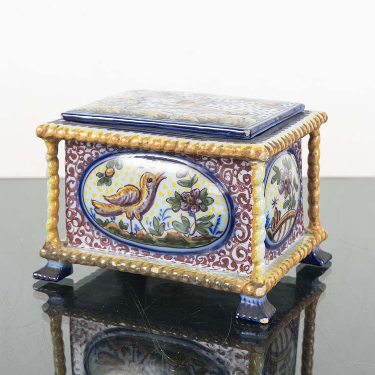 Cofre de cerámica con detalles artesanales - Medidas: 19x14x13cm