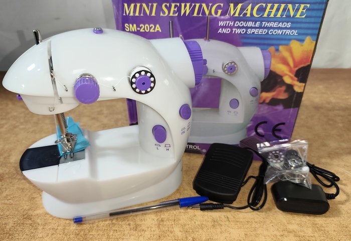 Máquina de coser portátil con pedal y accesorios, nueva en caja - imagen 4