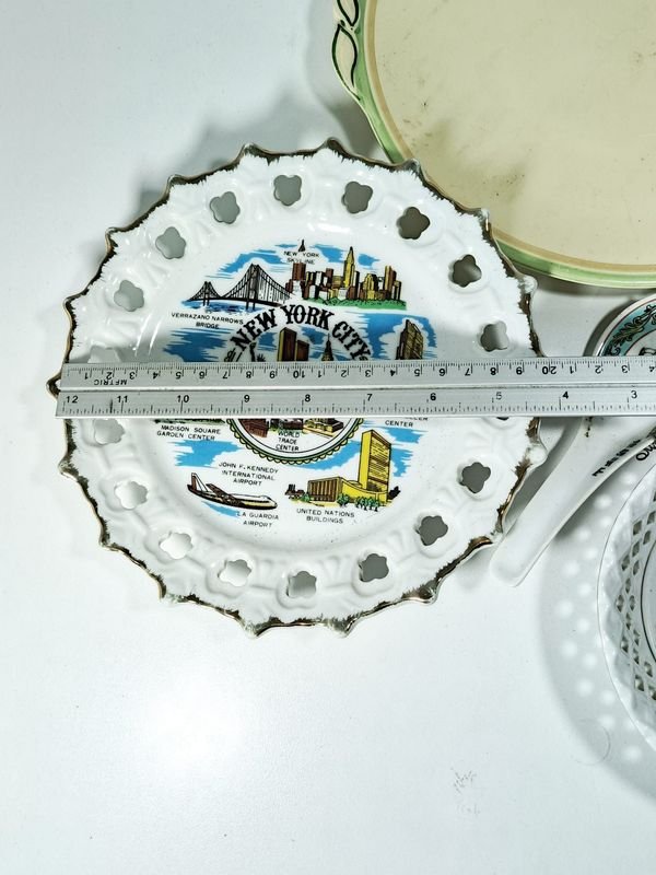 Lote de 3 Platos Decorativos Vintage y Cuchara con Sellos - imagen 1