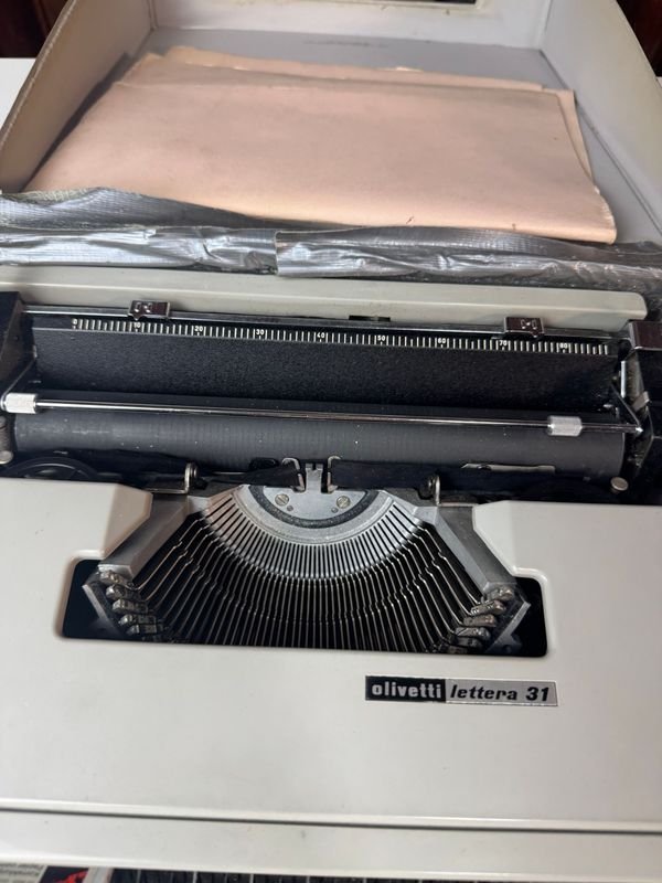 Antigua máquina de escribir Olivetti en su estuche - imagen 5