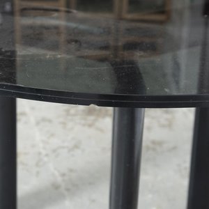 Mesa de Comedor Redonda con Base Metálica Negra y Tapa de Vidrio Oscuro - imagen 2