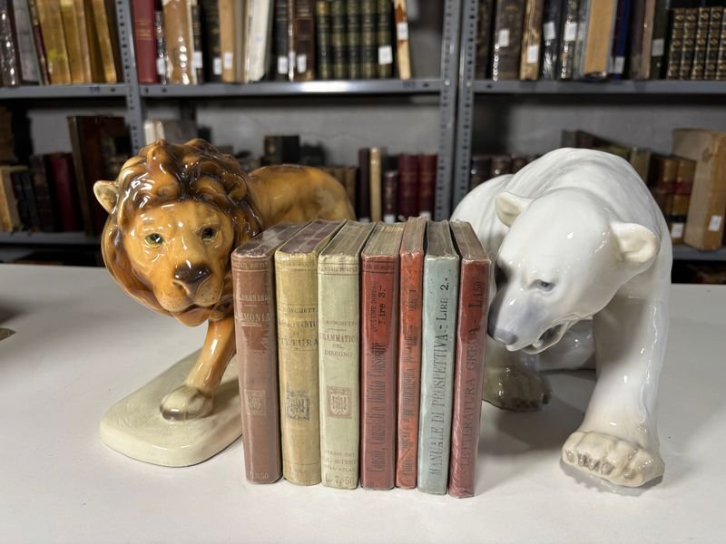 Lote siguiente: Colección de libros Hoepli con estatuas y figuras