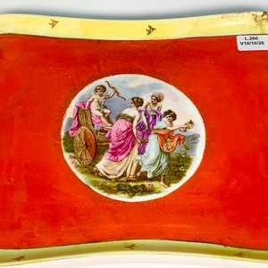 Bandeja de Porcelana Rectangular Roja y Beige con Dama y Querubín - imagen 3